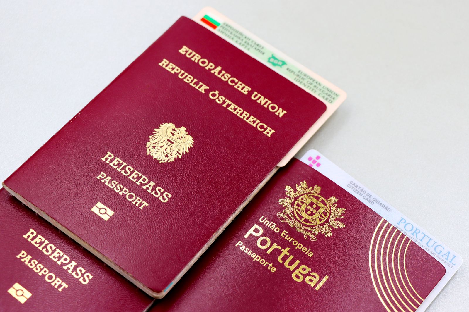 Europese paspoorten en een identiteitskaart klaar voor gastregistratie