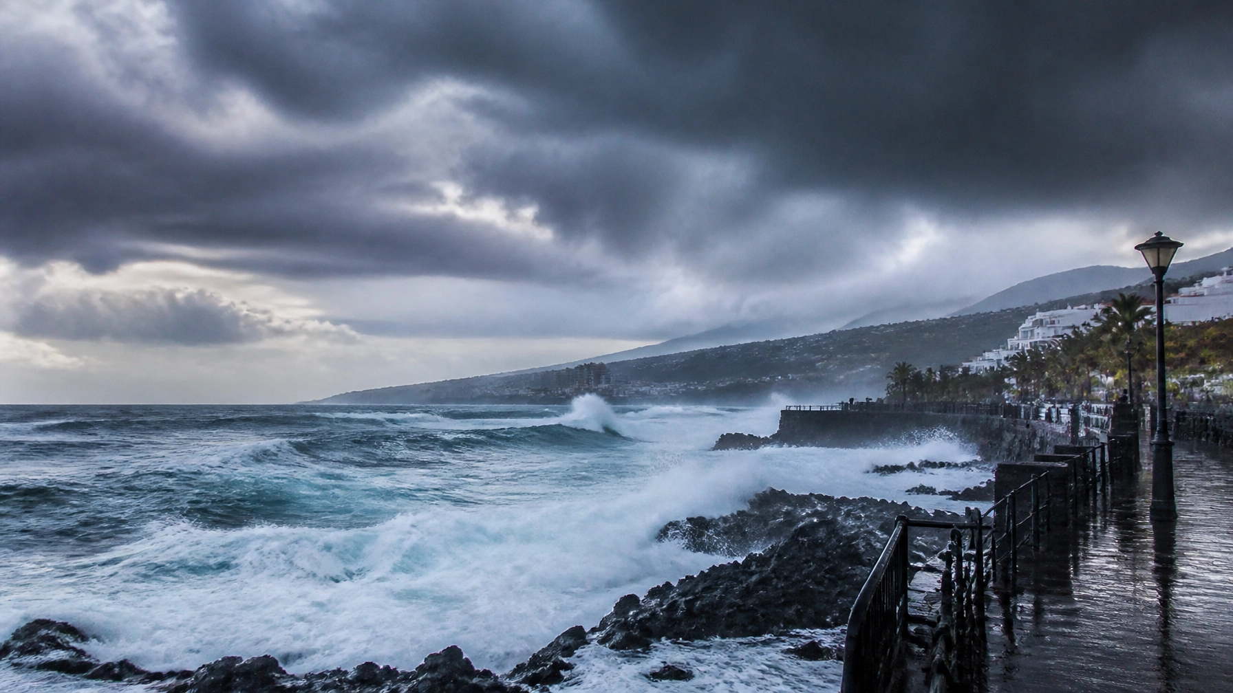 Stormomstandigheden langs de Tenerife-kust tijdens extreme weerverstoringen